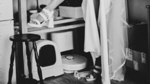 Talons de mariée lors des préparatifs du mariage, photo argentique noir et blanc
